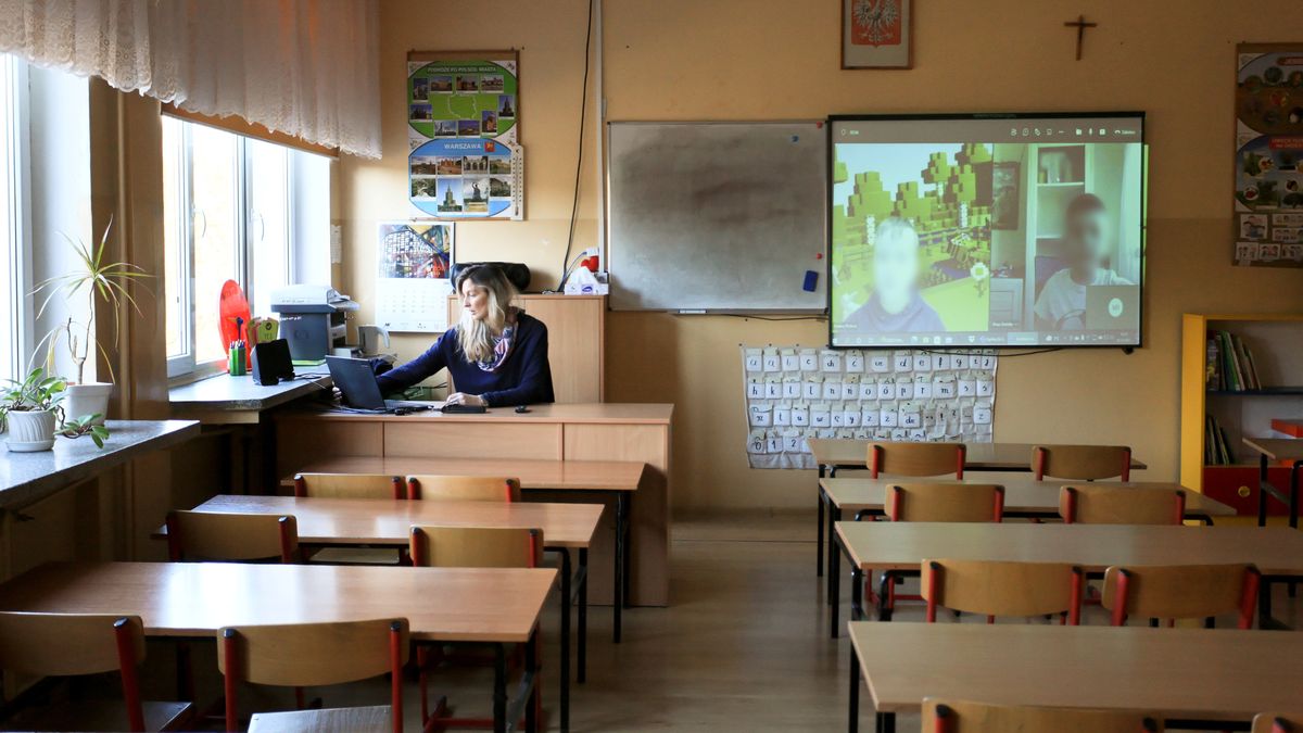 nauka zdalna
Gorz�w Wielkopolski, 20.12.2021. Koronawirus w Polsce. Zdalne zaj�cia, prowadzone z siedziby Szko�y Podstawowej nr 21 w Gorzowie Wielkopolskim, 20 bm. Takie rozwi�zanie pozwala na wykorzystanie szkolnych tablic multimedialnych i innych pomocy dydaktycznych, co nieco zbli�a uczni�w do tradycyjnego nauczania stacjonarnego. Od dzisiaj  do 9 stycznia 2022 r. w kraju zawieszone s� zaj�cia stacjonarne w szko�ach podstawowych i ponadpodstawowych. (amb) PAP/Lech Muszy�ski
Lech Muszy�ski
covid-19, epidemia, epidemie i zarazy, klasa, koronawirus, koronawirus w Polsce, nauczyciel, nauczycielka, nauka, pracownia szkolna, sala lekcyjna, SARS-CoV-2, szko�a, Szko�y Podstawowej nr 21 w Gorzowie Wielkopolskim, zaj�cia szkolne, zdalna, zdalne nauczanie