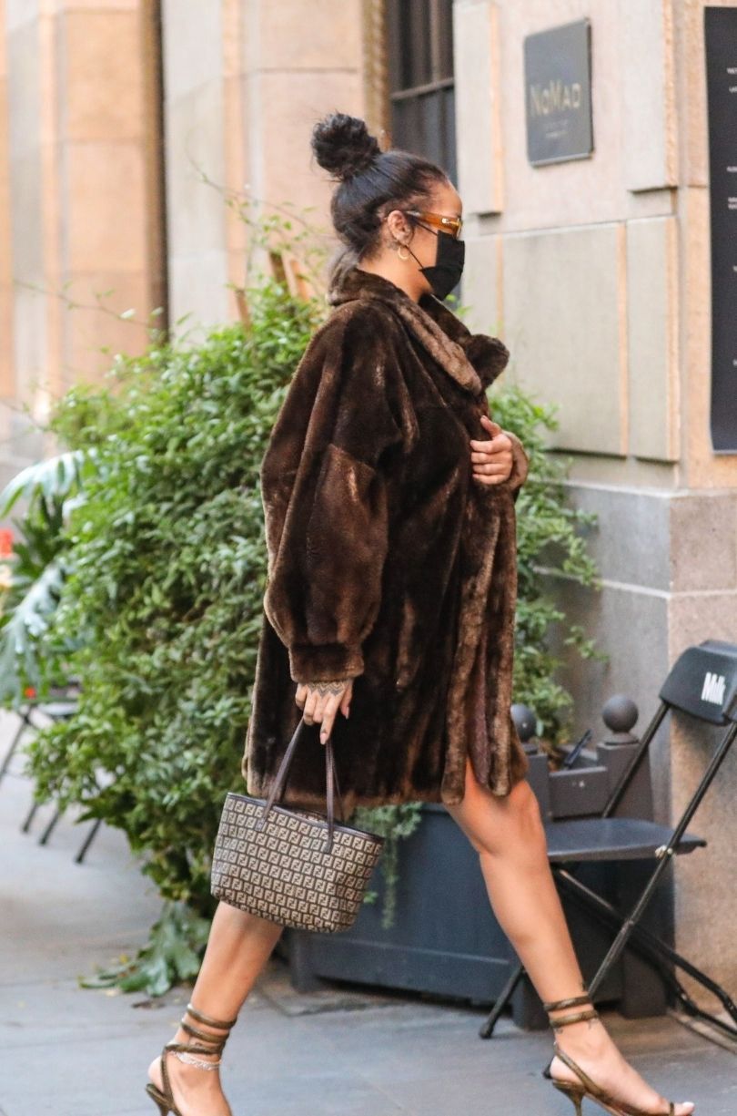Rihanna w futrze i sandałkach przyłapana w Los Angeles