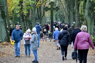 Tłumy na cmentarzach w całej Polsce. Większość osób bez maseczek