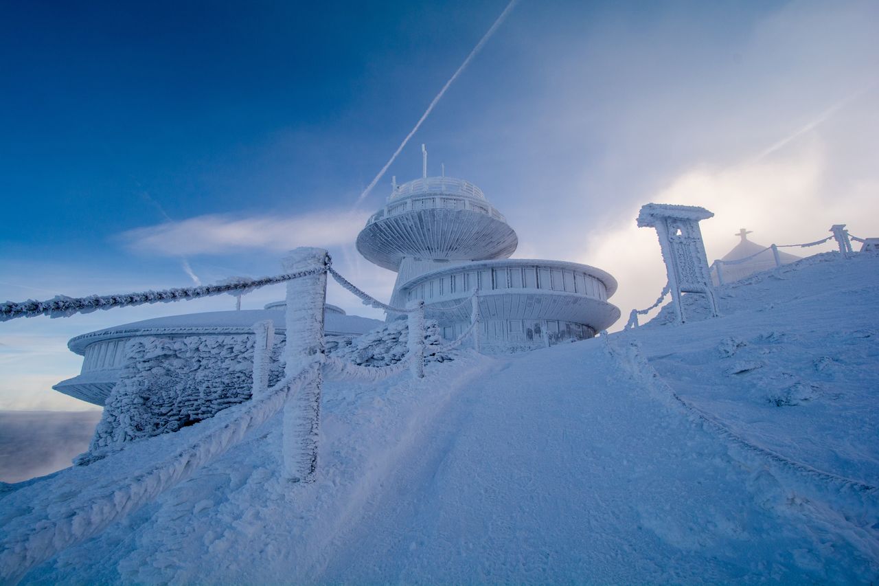 Obserwatorium na Śnieżce zimą