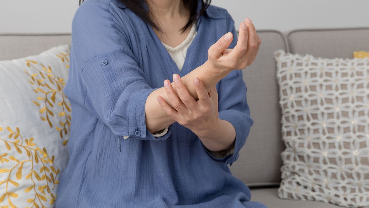 Aksonalne uszkodzenie nerwu odpowiada za parestezje i mrowienie kończyn.