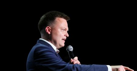 "Poseł Suski bredzi". Hołownia komentuje wypowiedź o "okupacji brukselskiej"