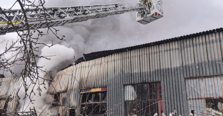 Lublin. Słup dymu nad miastem. Pożar hali magazynowej