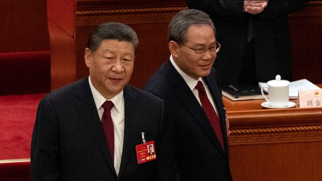 Przywódca Chin Xi Jinping (L) i premier kraju Li Qiang (P)