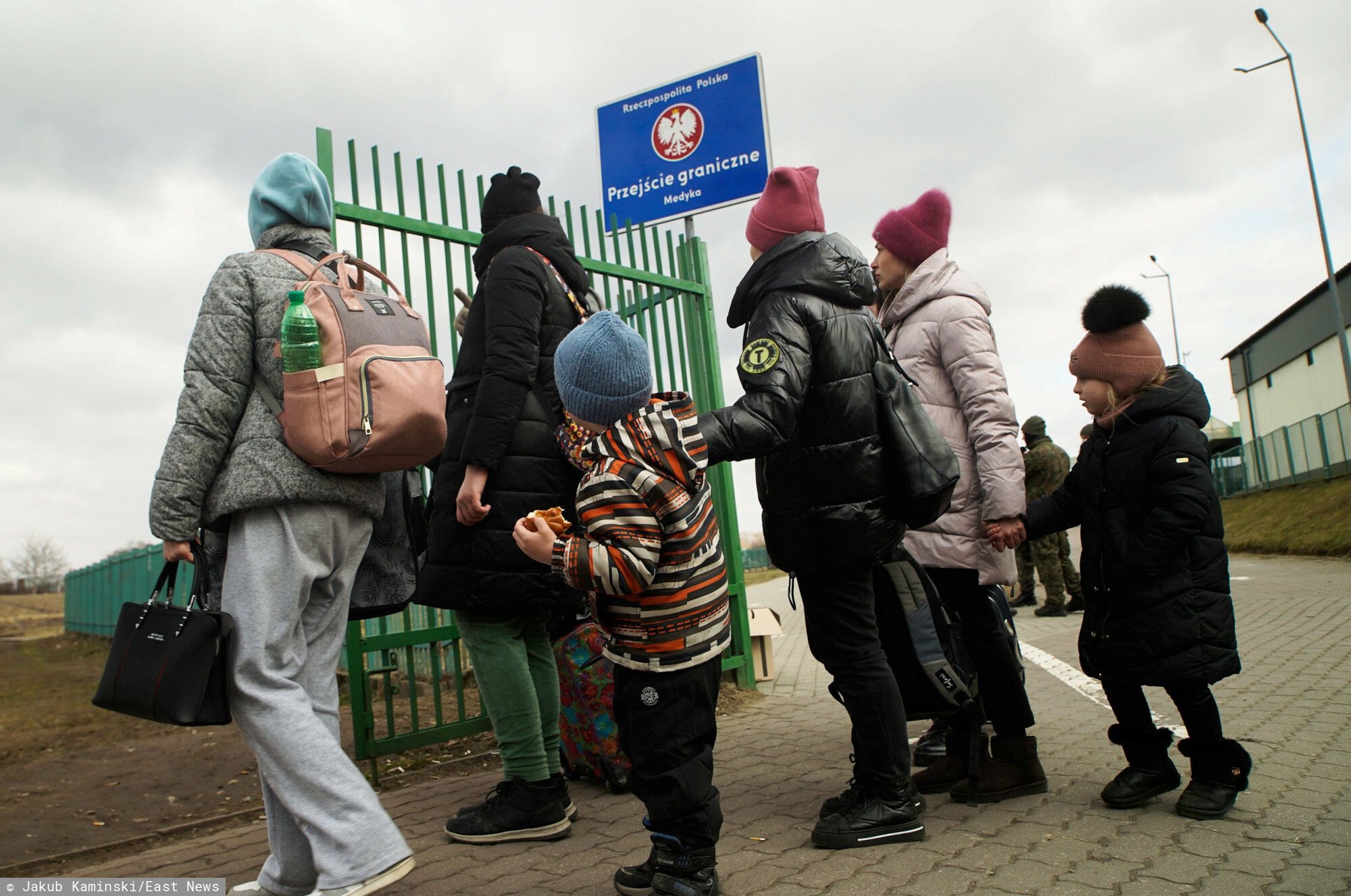 Sytuacja na przej?ciach granicznych polsko-ukrai?skich
Fot. Jakub Kaminski/East News, Medyka (woj. podkarpackie), 10.03.2022. Pietnasty dzien rosyjskiej inwazji na Ukraine. Przejscie polsko-ukrainskie w Medyce. Ludzie z calej Polski czekaja na swoich bliskich, ktorzy uciekaja z Ukrainy przed wojna.
Jakub Kaminski