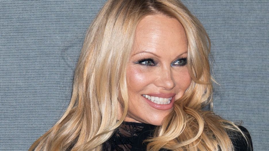 Pamela Anderson na premierze kolekcji Mugler x H&M