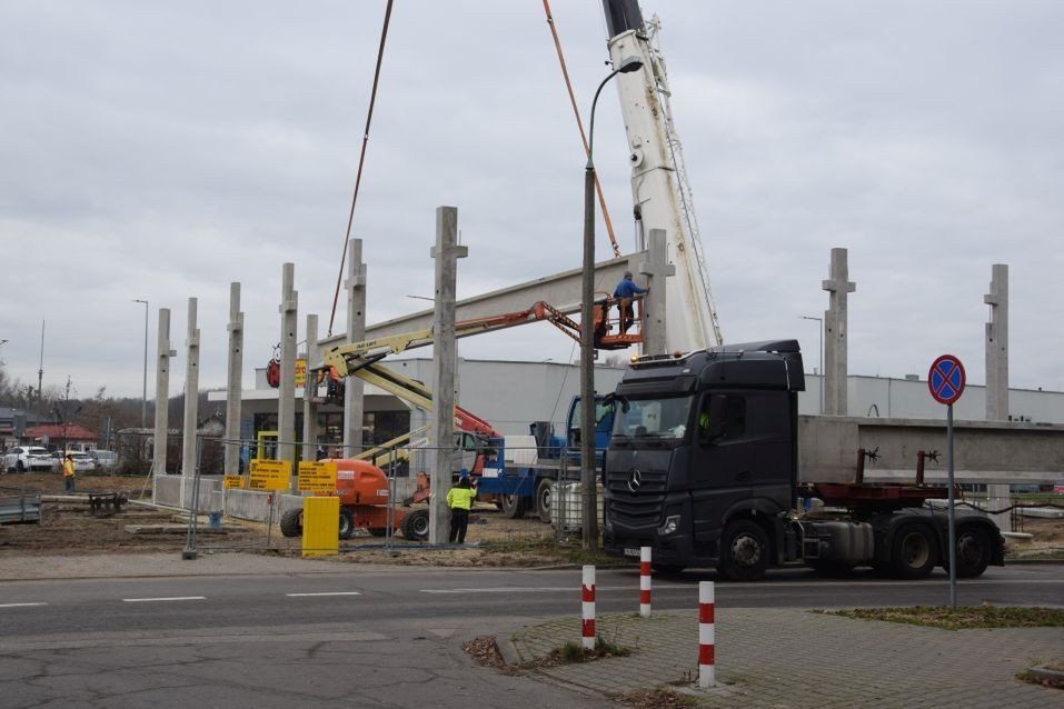 Dźwigary podnosił dźwig, były osadzane na prefabrykowanych słupach.