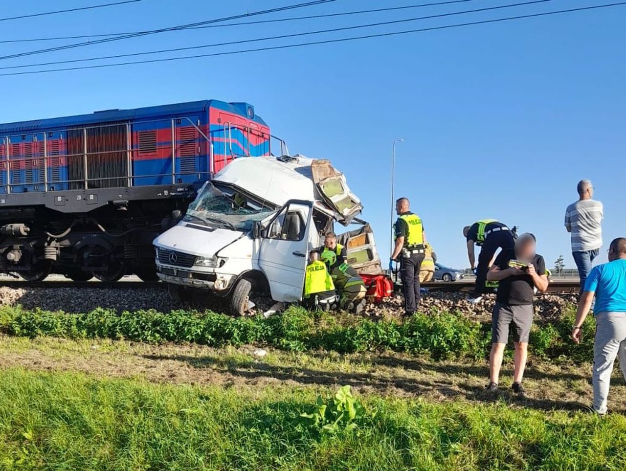 Medyka: Bus staranowany na przejeździe kolejowym. Pociąg towarowy przepchał go 200 metrów dalej
