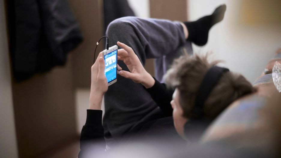 agefotostock 2019-09-26
teenager (17 years) using smartphone entertainment while lying on couch in evening, in Cottbus, Germany
Benjamin Egerland