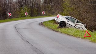 Młodowice: Toyota na dachu w rowie. Kobieta zabrana do szpitala