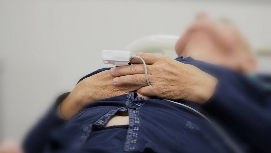 Pacjent w ciężkim stanie na sali szpitala tymczasowego w Lublinie. 