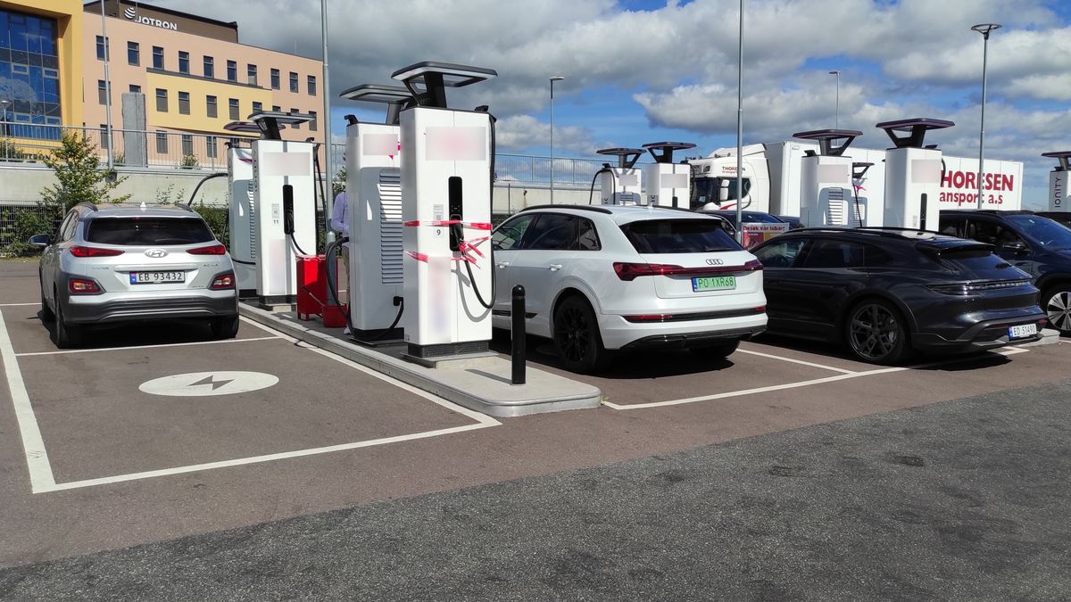 Ładowanie elektrycznego samochodu