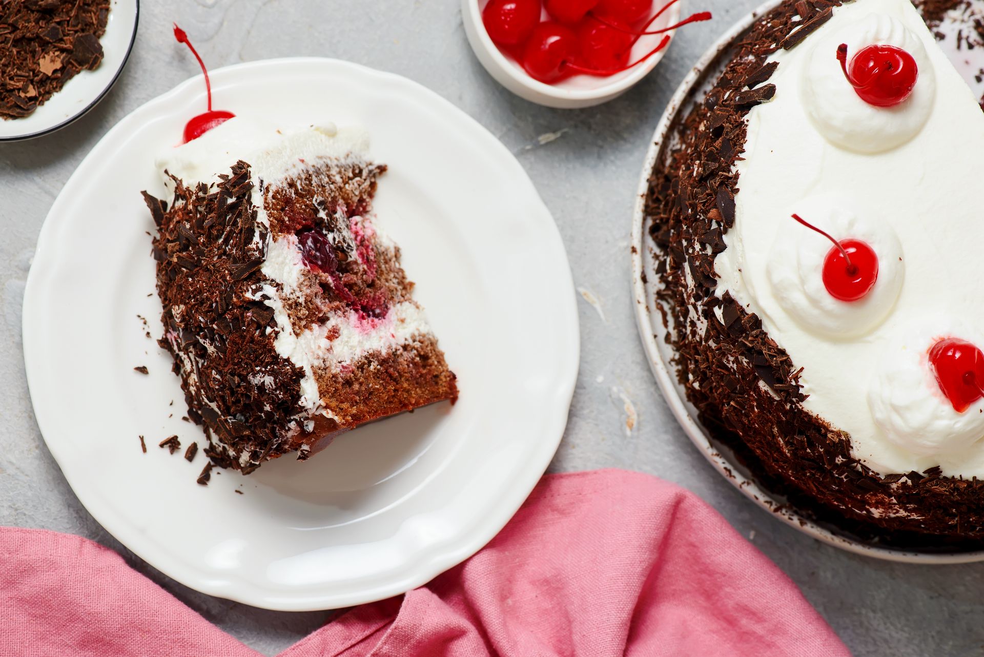 Wygląda jak z najlepszej cukierni, a zrobisz go w domu – oto przepis na tort czarny las