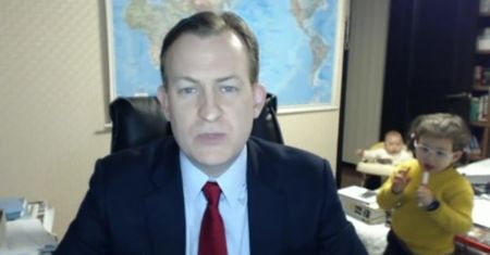 To się naprawdę wydarzyło w BBC. Dzieci wtargnęły i... skradły ojcu show. Urocza wpadka na żywo