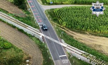 Policyjny dron nad przejazdem w Kaczorowach. Kierowcy ignorowali znak STOP