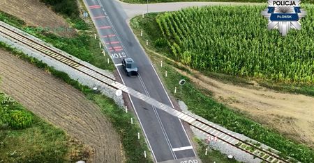 Policyjny dron nad przejazdem w Kaczorowach. Kierowcy ignorowali znak STOP