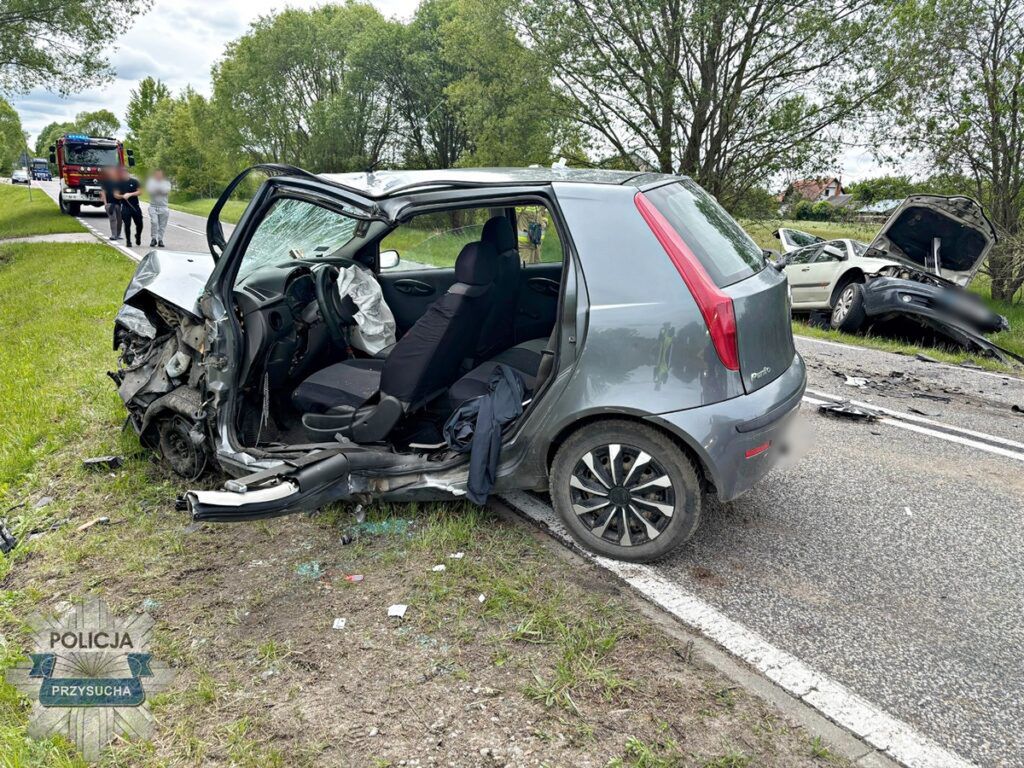 Czołowe zderzenie dwóch aut w Przysusze. Dwie osoby w ciężkim stanie