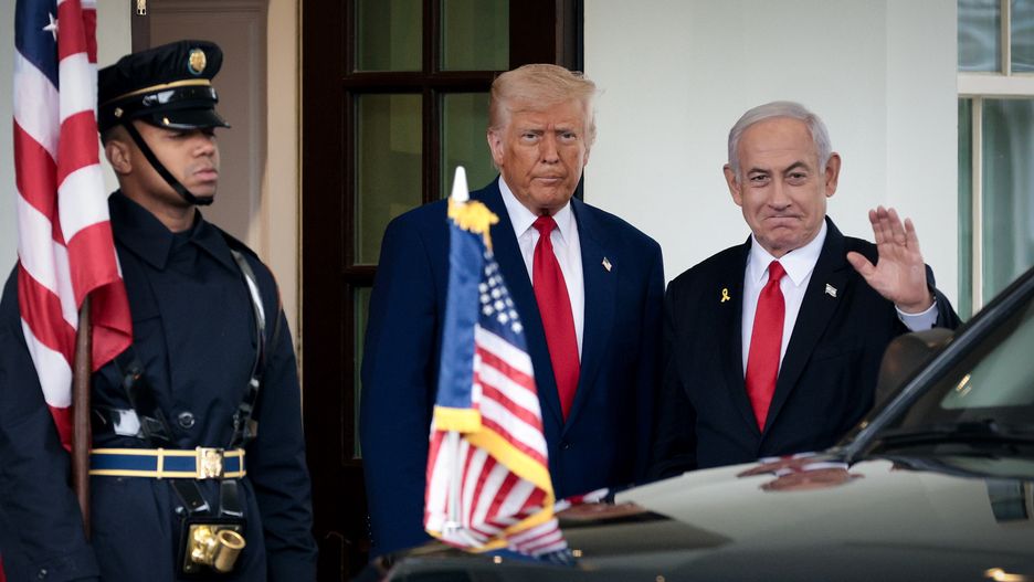 WASHINGTON, DC - APRIL 07: U.S. President Donald Trump greets Israeli Prime Minister Benjamin Netanyahu as he arrives at the White House on April 07, 2025 in Washington, DC. President Trump is meeting with Netanyahu to discuss ongoing efforts to release Israeli hostages from Gaza and newly imposed U.S. tariffs. (Photo by Alex Wong/Getty Images)