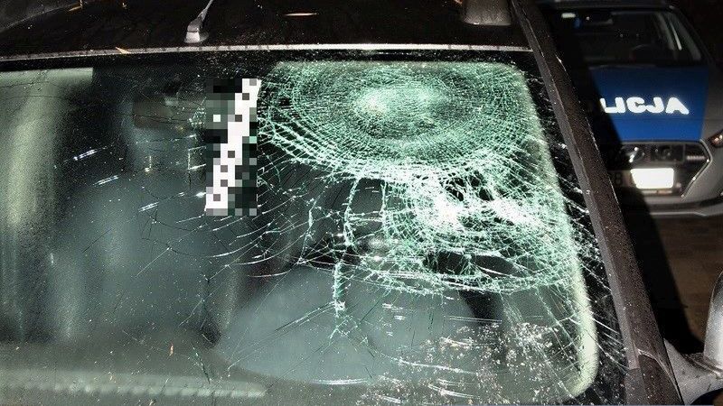 Wrocław. Kijem rozbił szybę, schował się w wiacie śmietnikowej. Teraz grozi mu kara więzienia