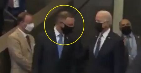 "I po co to tak łazić za Bidenem?". Internauci komentują zachowanie prezydenta Dudy