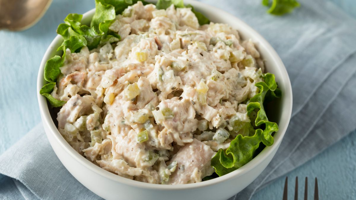 Sałatka z kurczakiem i pieczarkami sprawdzi się podczas imprez