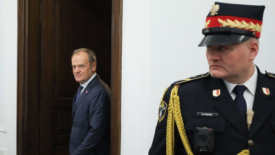 Warszawa, 21.12.2023. Premier Donald Tusk (L) w Sejmie w Warszawie, 21 bm. Sejm zajmuje się m.in. projektem ustawy budżetowej na rok 2024. (jm) PAP/Paweł Supernak ***Okres prawa użycia zdjęcia przedłużony do 14 stycznia 2024 r. dla wszystkich odbiorców CSF PAP***