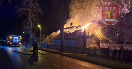 Pożar zabytkowej chaty w Skokach Dużych - tuż po północy! [FOTO]
