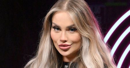 Ewel0na mierzwi potężny doczepiony kucyk i prezentuje zgrabną sylwetkę w drapieżnym bikini: "Jak wakacje, to i WYSTRZAŁOWY LOOK"
