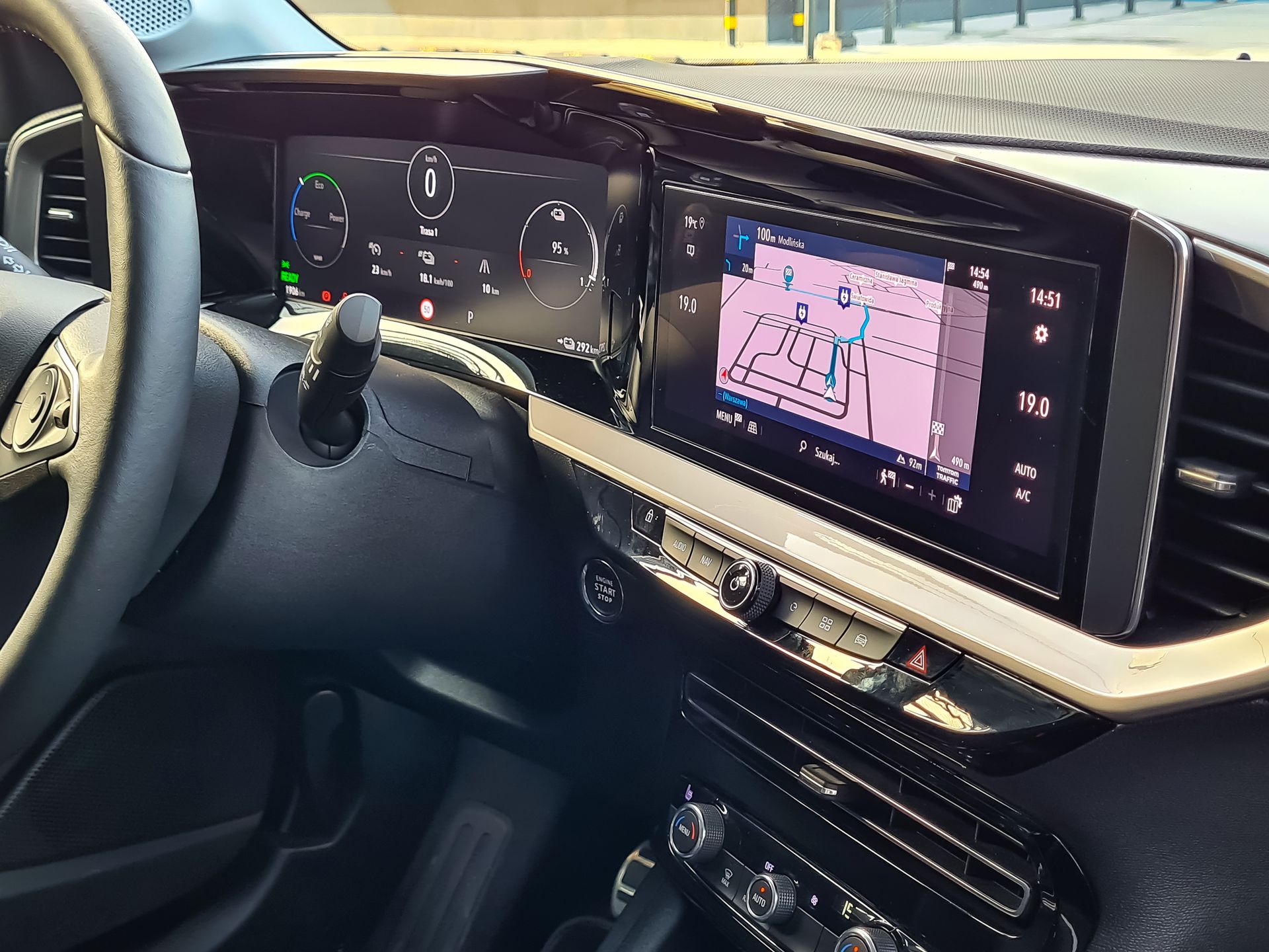 Opel Mokka-e: Systemy bezpieczeństwa i wsparcia kierowcy oraz nowy system info-rozrywki 6