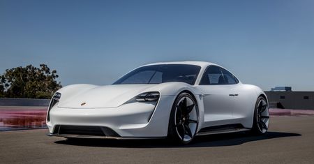 Porsche chwali się liczbą chętnych na Taycana. Wielu z nich to klienci Tesli