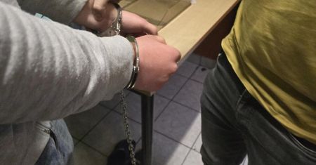 "Miał odebrać prezent urodzinowy". 18-latek został zwabiony do lasu i upokorzony przez rówieśników