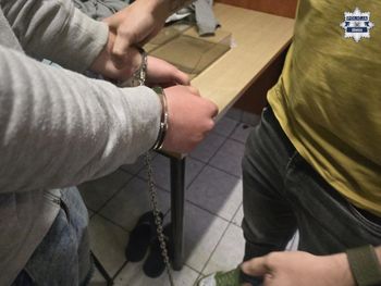 "Miał odebrać prezent urodzinowy". 18-latek został zwabiony do lasu i upokorzony przez rówieśników