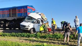 Medyka: Bus staranowany na przejeździe kolejowym. Pociąg towarowy przepchał go 200 metrów dalej