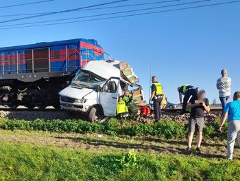 Medyka: Bus staranowany na przejeździe kolejowym. Pociąg towarowy przepchał go 200 metrów dalej