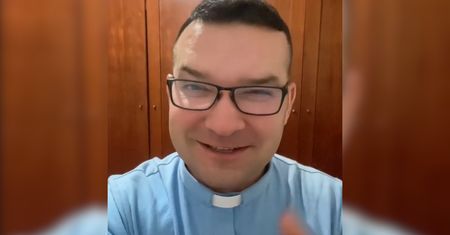 "Trochę strasznie to brzmi". Ksiądz wyjaśnił, co z małżonkami po śmierci