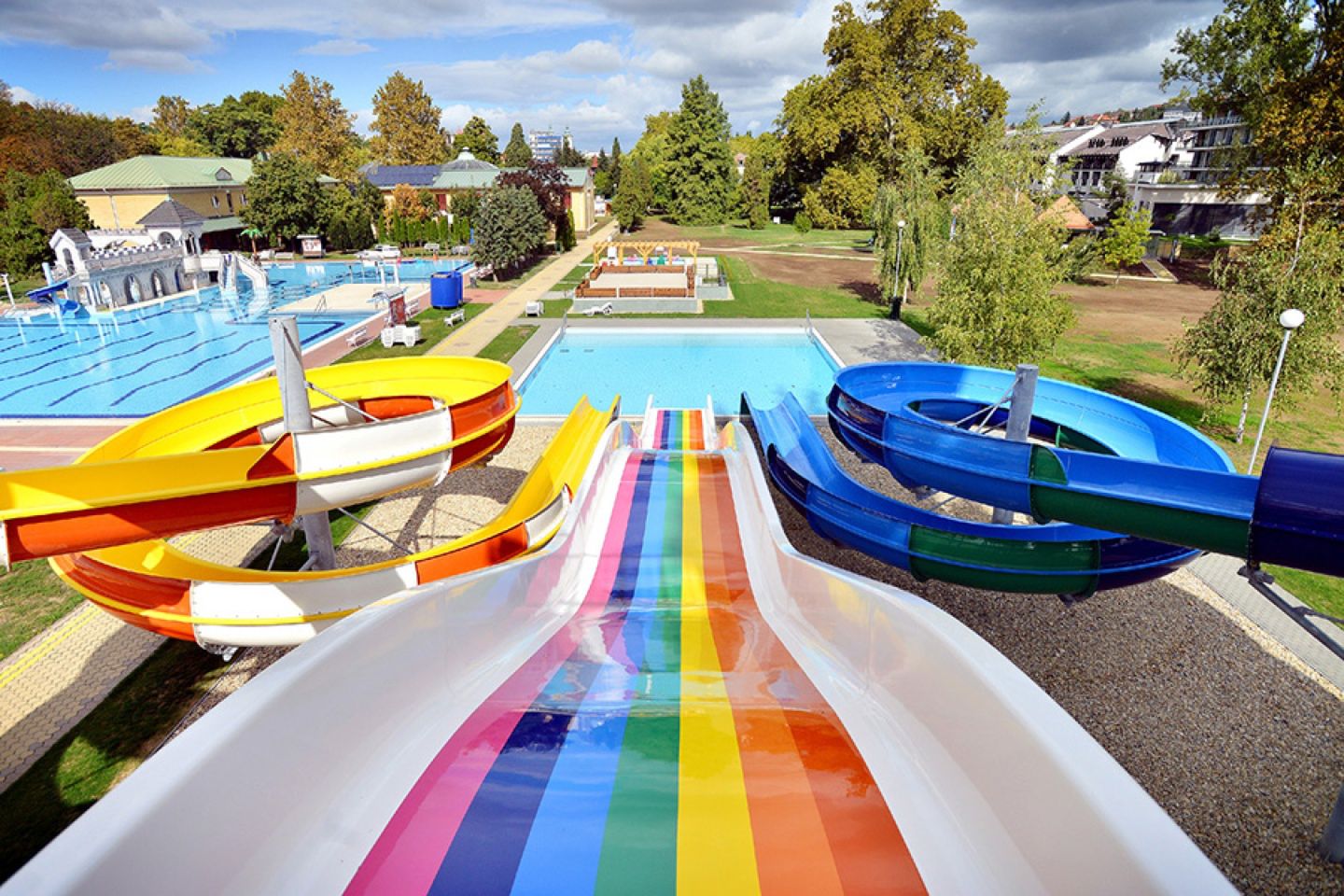 Łaźnie termalne w Egerze strefą rodzinną ze zjeżdżalniami. 