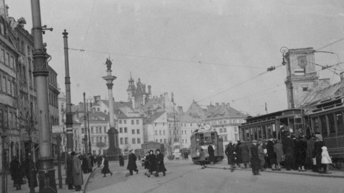 Warszawa w 1940 roku. Widok na kolumnę Zygmunta i spalony Zamek Królewski 