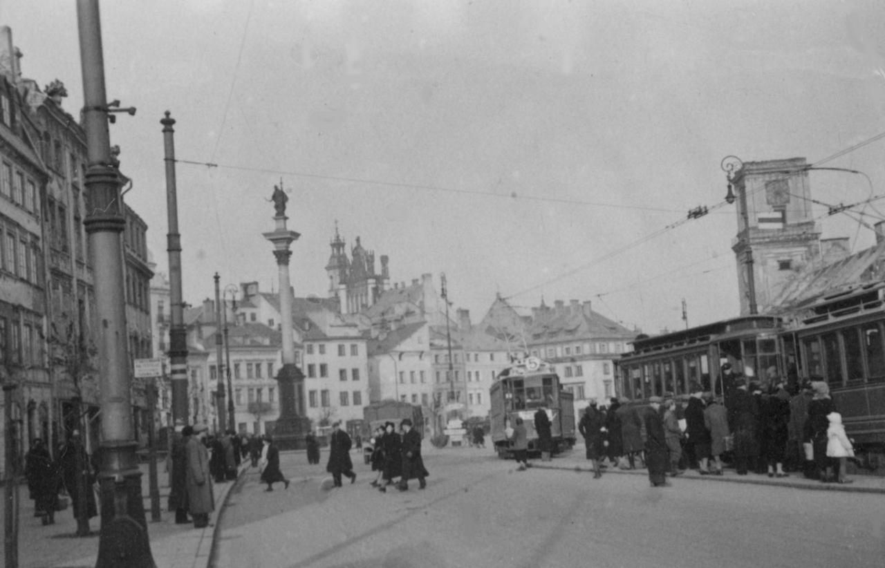 Warszawa w 1940 roku. Widok na kolumnę Zygmunta i spalony Zamek Królewski 