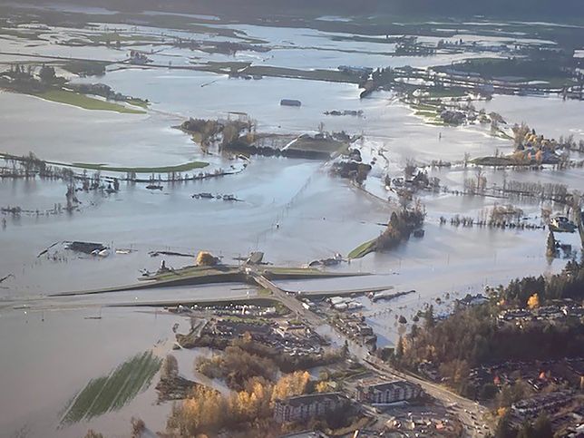 Flooding in British Columbia, Canadaepa09587740 A handout photo made available by the Ministry of Transportation and Infrastructure showing flooding at the Whatcom Road interchange caused by days of rain near Abbotsford, British Columbia, Canada, 16 November 2021 (issued 17 November 2021). One person in reported dead and flooding has caused damage to roads and bridges in western Canada near Vancouver.  EPA/MINISTRY OF TRANSPORTATION AND INFRASTRUCTURE  / HANDOUT  HANDOUT EDITORIAL USE ONLY/NO SALES Dostawca: PAP/EPA.MINISTRY OF TRANSPORTATION AND INFRASTRUCTURE  / HANDOUT