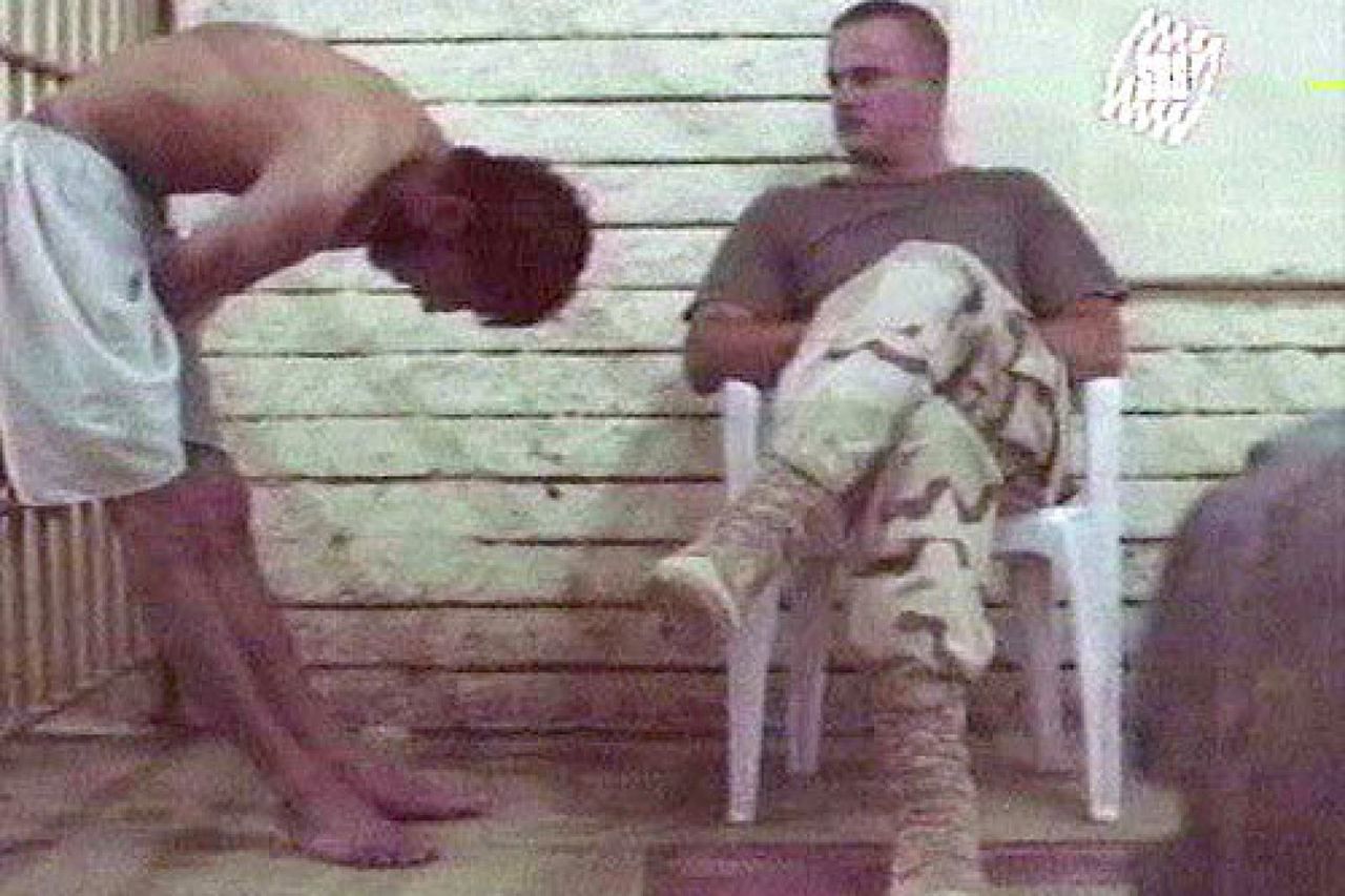 Kadr z filmu dokumentującego tortury w więzieniu Abu Ghurajb