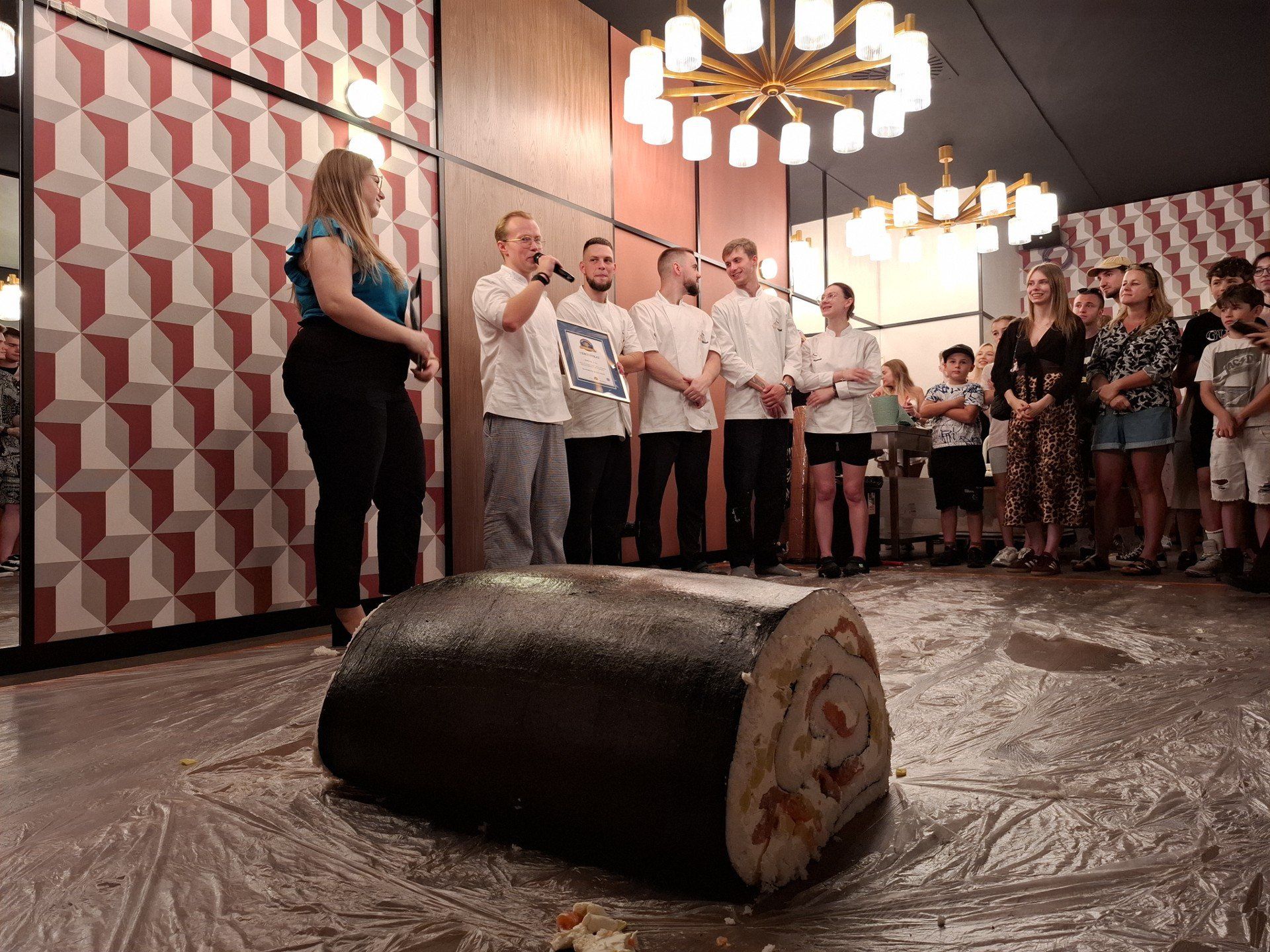 21 września 2025 roku w Krakowie padł rekord Polski na największą rolkę sushi. 