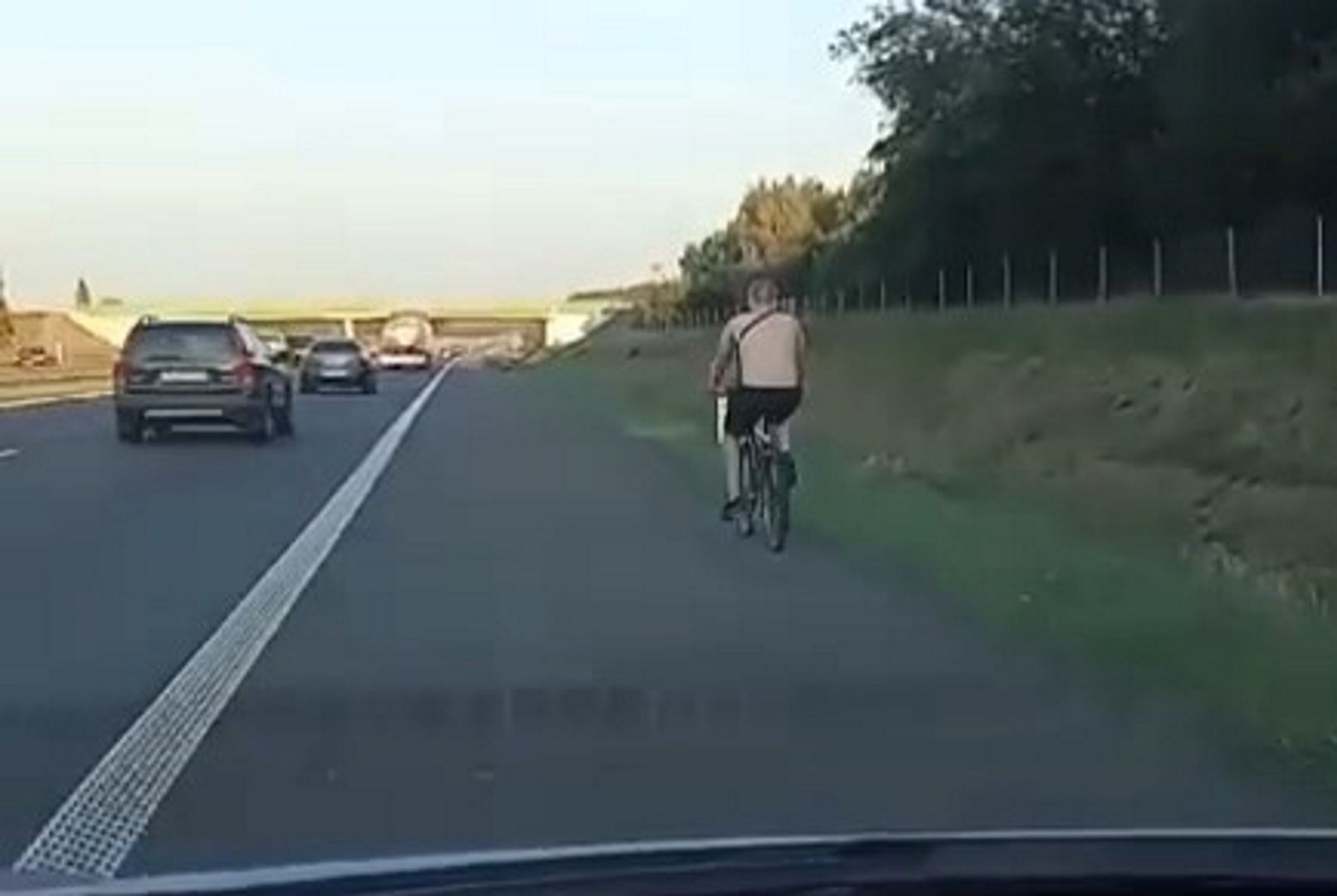 Jechał rowerem autostradą. Policja pokazała wideo