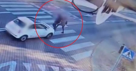 Koszmar na przejściu dla pieszych. Auto potrąciło dwie osoby. Policja pokazała nagranie