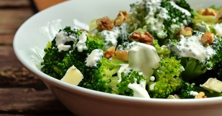 Brokuły i ryż zalewam aromatycznym sosem. W 5 minut mam obłędną sałatkę
