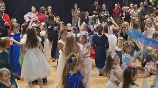 Radom: Wielki "Bal u Królowej" parafii świętej Jadwigi. Małych i dużych parafian odwiedził gość w postaci misia polarnego