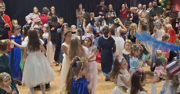 Radom: Wielki "Bal u Królowej" parafii świętej Jadwigi. Małych i dużych parafian odwiedził gość w postaci misia polarnego