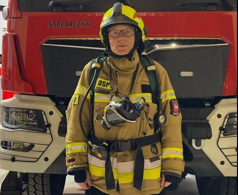 Ksiądz został strażakiem OSP. "Historia pisze się na naszych oczach"