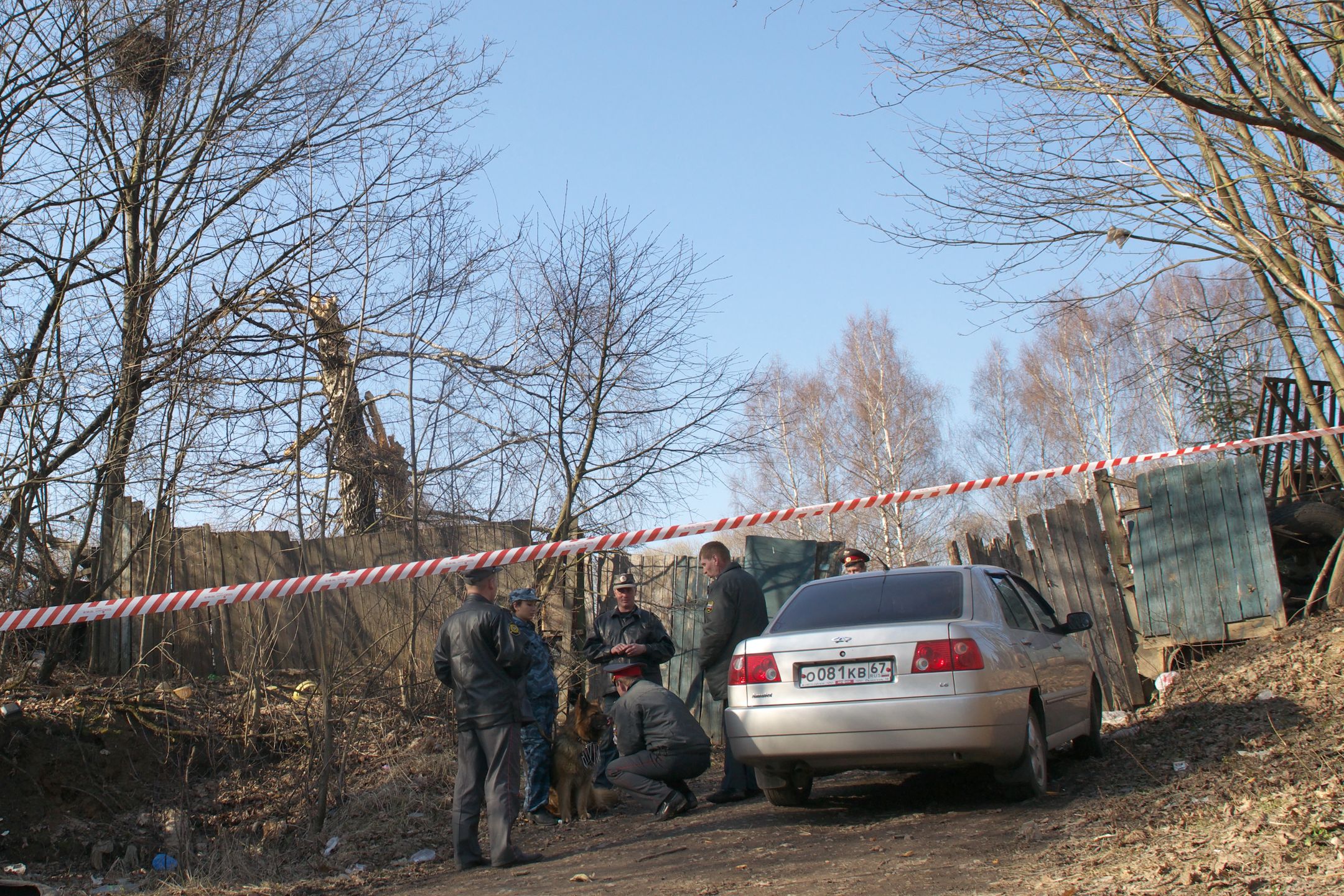 Funkcjonariusze rosyjskich służb mundurowych przy tzw. „brzozie smoleńskiej” na trasie lotu (10 kwietnia 2010)