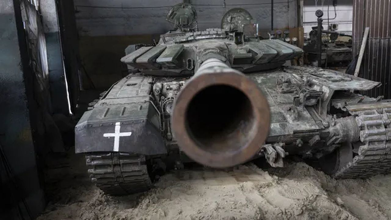 Ukrainians capture valuable trophy: a Russian T-72B3 tank