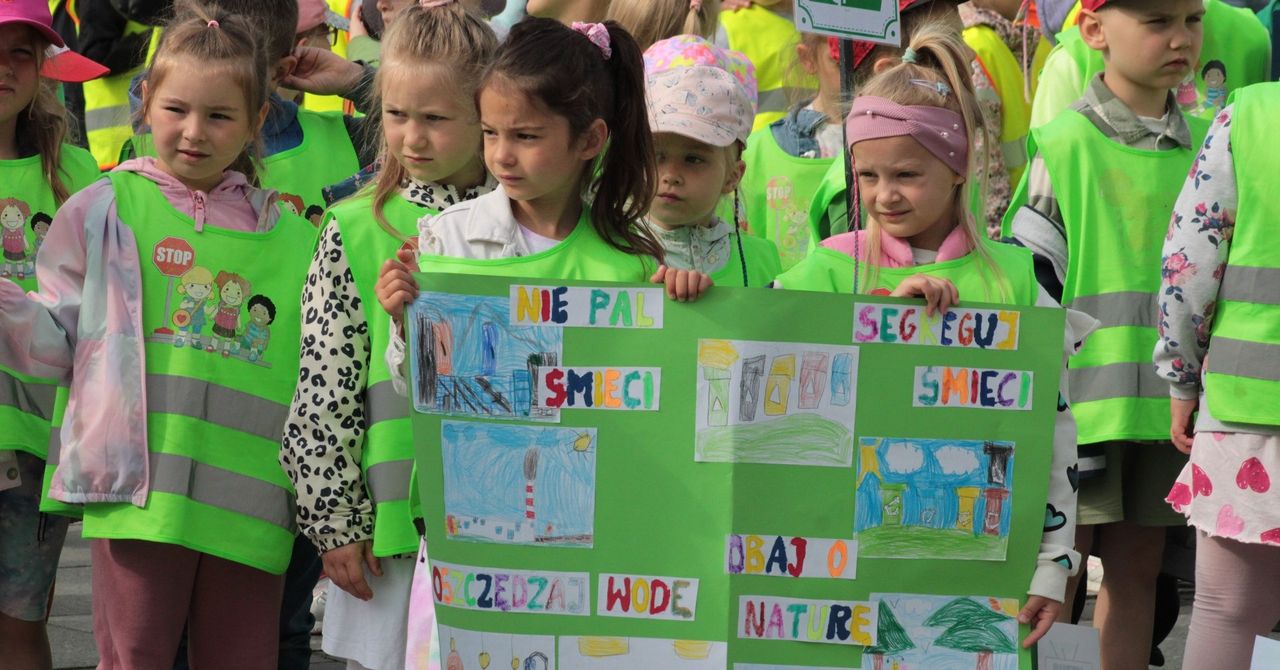Dbajmy o środowisko. Happening Ligi Ochrony Przyrody na Rynku Staromiejskim w Koszalinie